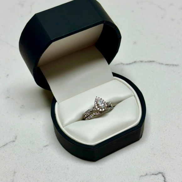 Modern Bride Signature 7/8 Carat Engagement Ring and Wedding Band Set, Size 5.75 - Picture 4 of 5